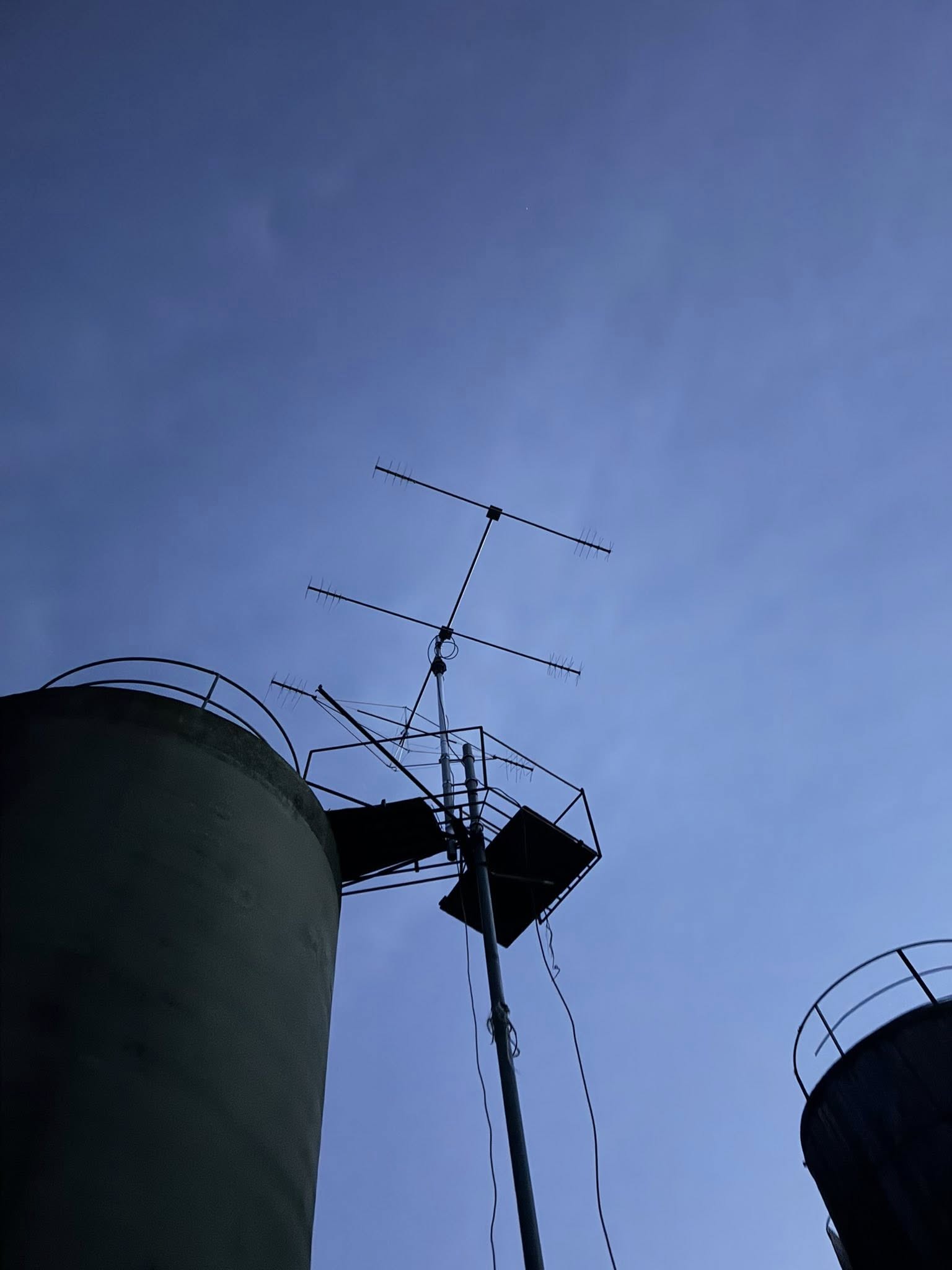 Antenne installée sur un silo