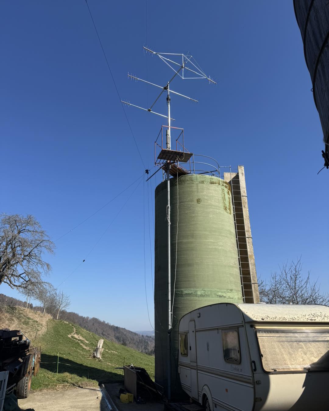 Station mobile près d'un silo et d'une caravane